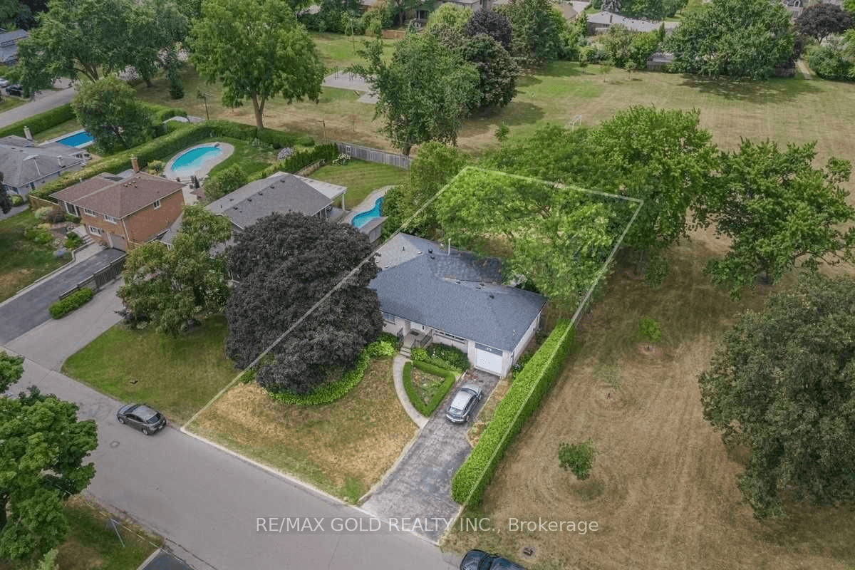 Aerial view of 378 Sandlewood Rd — the lot outlined, with mature trees and Rebecca Gardens park adjacent